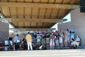 Stefanie with chorus & band